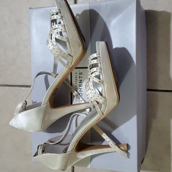 Beautiful embellished cream bridal/formal strappy stilettos. - Picture 2 of 3